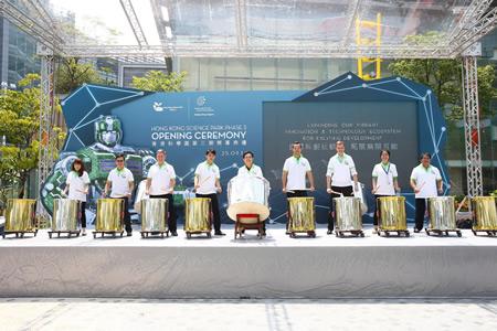 Mr. Allen Ma, CEO of HKSTPC (5th from the left), together with a team of Hong Kong Science Park partner companies and incubatees representatives, unveiled the prelude of the opening ceremony with an exciting drum performance, which symbolises that the opening of Phase 3 will further strengthen Hong Kong Science Park’s energetic and vibrant ecosystem and will expand the Park’s support network for technology companies enabling all to strive and shine.  Joining the drum performance includes representatives from Guangdong Shenling Air-conditioning Limited, Sengital Limited, Scania, Smart2On Limited, Vitargent (Int’l) Biotechnology Limited, Valfoo, Sunlight Eco-Tech Limited, as well as CASH Quant-Finance Lab Limited.