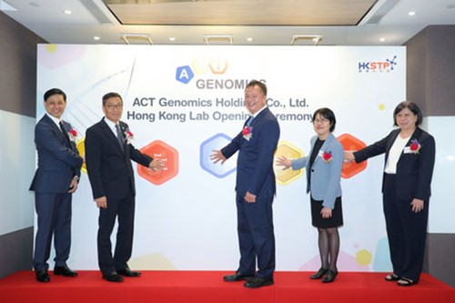 The management of ACT Genomics and guests of honour officiate the opening ceremony of the Group’s Hong Kong laboratory.  (From left to right)  Mr Victor CHAN, Chief Financial Officer of ACT Genomics Mr Albert WONG, Chief Executive Officer of Hong Kong Science and Technology Parks Corporation Dr Hua Chien CHEN, Chief Executive Officer of ACT Genomics Ms Annie CHOI, Commissioner for Innovation and Technology Dr Shu Jen CHEN, Chief Scientific Officer of ACT Genomics