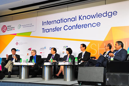 Chaired by Ms Katharine Ku, Director, Office of Technology Licensing, Stanford University, U.S.(middle), guests in the panel include Prof. Way Kuo, President and University Distinguished Professor, City University of Hong Kong (Left 1); Prof. Moshe Sidi, Senior Executive Vice President, Technion – Israel Institute of Technology, Israel (Left 2); Prof. Benjamin W. Wah, Provost, The Chinese University of Hong Kong (Left 3); Prof. Timothy W. Tong, President, The Hong Kong Polytechnic University (Right 3); Prof. Tony F. Chan, President, The Hong Kong University of Science and Technology (Right 2); Prof. Pradeep K. Khosla, Chancellor, University of California, San Diego, U.S.(Right 1)