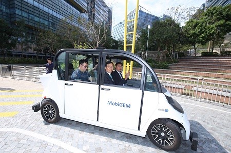 Mr Albert WONG, CEO of HKSTP, had an experiential ride on MobiGem, an autonomous self-driving vehicle developed by Park company Urban Systems.