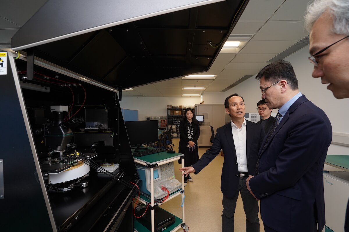 Professor Sun Dong, accompanied by HKSTP’s Mr Oscar Wong, Head of Business Development, and Ir Dr H.L. Yiu, Head of Re-Industralisation, visits the R&D centres of Cloud Light, JSAB, Master Dynamic, and Solomon Systech to gain first-hand insight on the development of the microelectronics and nanotechnology companies.