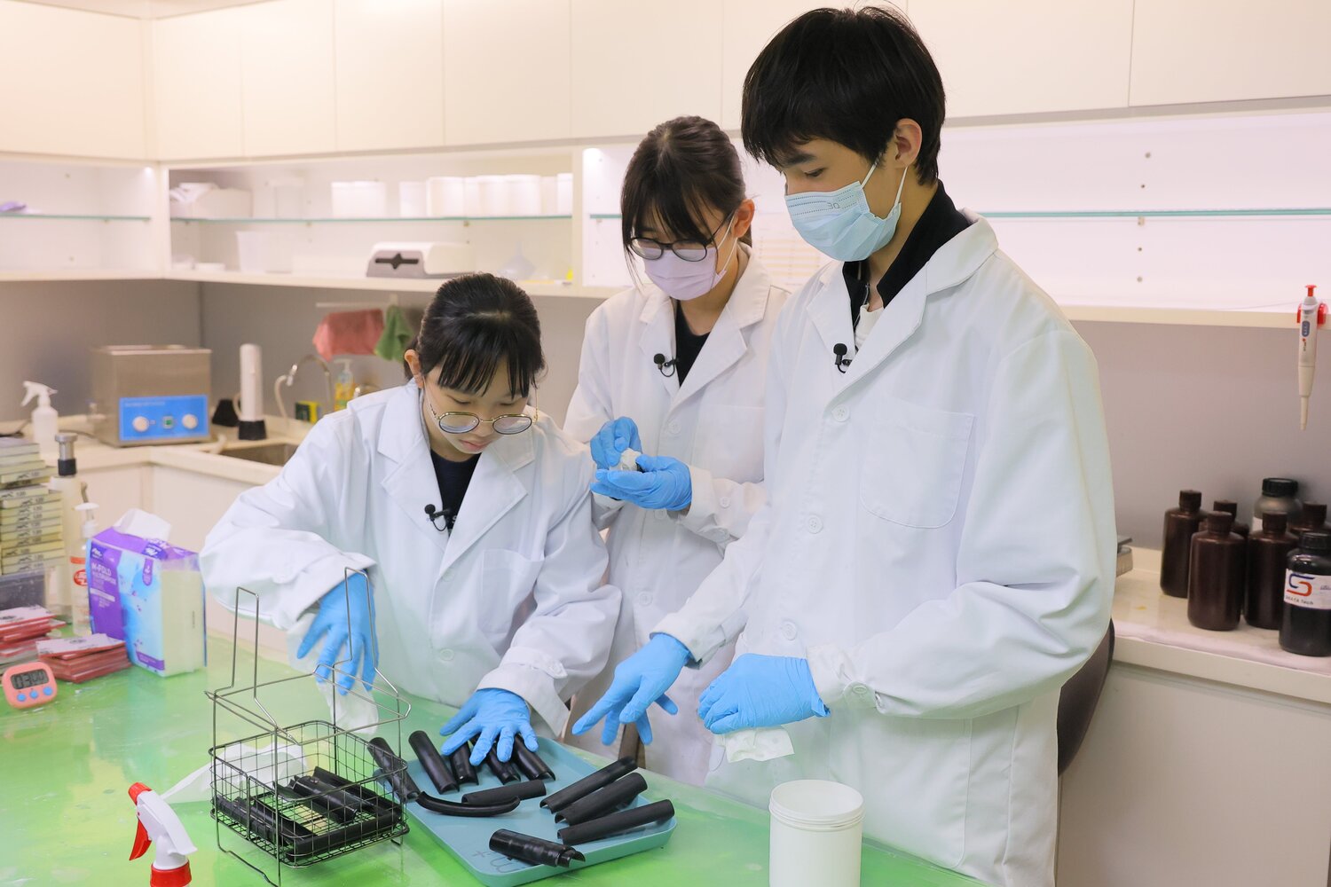 Photos 8 and 9: Students gained “executive shadowing” experience and hands-on work opportunities in selected member companies of FHKI and partner companies of HKSTP located inside Hong Kong Science Park or InnoPark.