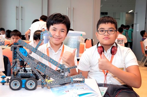 比賽分中學組及小學組，項目包括：輪式機械人循跡比賽、避障競速比賽、遙控輪型機械人擂台比賽、VEX機械人工程挑戰賽及VEX IQ機械人工程挑戰賽。來自海峽兩岸及港澳的參賽師生互相切磋交流，彼此建立友誼。