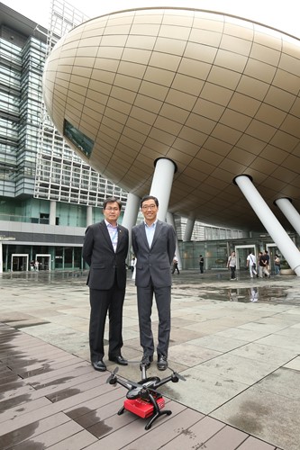 In conjunction with Park company XDynamics, Maxim’s demonstrated various innovations and future concepts on food-related technology, including drone delivery. Director (Manufacturing), George Mew (Left) and HKSTP’s CEO, Albert Wong (Right) witnessed the demonstration at Science Park.