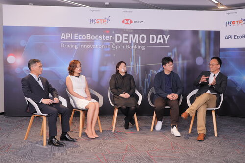 (from left) Peter Mok, Head of Strategic Partnership, HKSTP; Lareina Wang, Head of Smart Banking, Wealth and Personal Banking, Hong Kong, HSBC; Anita Li, Managing Director, Head of Digital & Strategic Business Change, Commercial Banking, Hong Kong, HSBC; Patrick Fan, CEO, beNovelty; and Eugene Hsia, Chief Corporate Development Officer, HKSTP, shared on a fireside chat session about driving innovation in Open Banking.