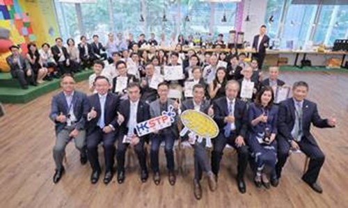 Mr. Albert Wong (fourth from right), CEO of HKSTP, together with HKSTP management team, celebrated the outstanding achievements of the Park companies at the 47th International Exhibition of Inventions of Geneva.