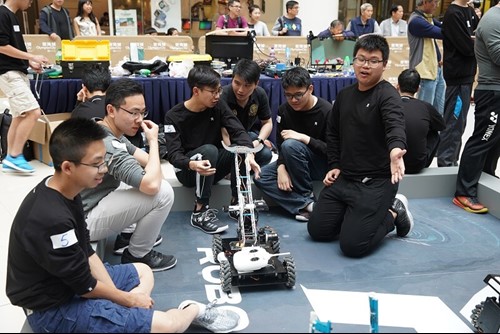 The exciting RoboMaster Hong Kong Training Camp performance games lasted for more than 3 hours, with all participants taking a group photo with their robots at the end.