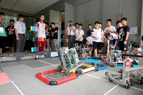 比賽分中學組及小學組，項目包括：輪式機械人循跡比賽、避障競速比賽、遙控輪型機械人擂台比賽、VEX機械人工程挑戰賽及VEX IQ機械人工程挑戰賽。來自海峽兩岸及港澳的參賽師生互相切磋交流，彼此建立友誼。