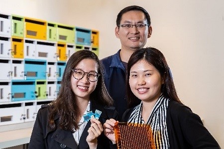 Dr. Shengbo Lu (middle), Technical Manager, Nano and Advanced Materials Institute Limited, said, “NAMI is very excited to have our two technologies selected as Honoree winners for the CES 2019 Innovation Awards. NAMI's self-powered flexible printed circuit board, or FPCB, is produced by printing  a solid-state rechargeable lithium battery directly on the board itself, resulting in a self-powered all-in-one component for electronics. This is the first time such an approach is done for electronic components. The other awarded technology is NAMI's thin, light-weight printed pressure sensor with high flexibility and low cost which can be customised for various applications and products. This achievement reaffirms our continuous efforts in technological research to produce commercially viable solutions for the industry, and the result of the trust from our industry partners and support by HKSTP.”