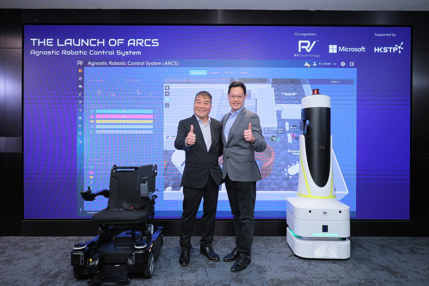 (圖二) RV Technology 首席執行官周定漢（左）和Microsoft 香港全球夥伴解決方案總監謝佳文（右）即場介紹 ARCS 的功能和應用。