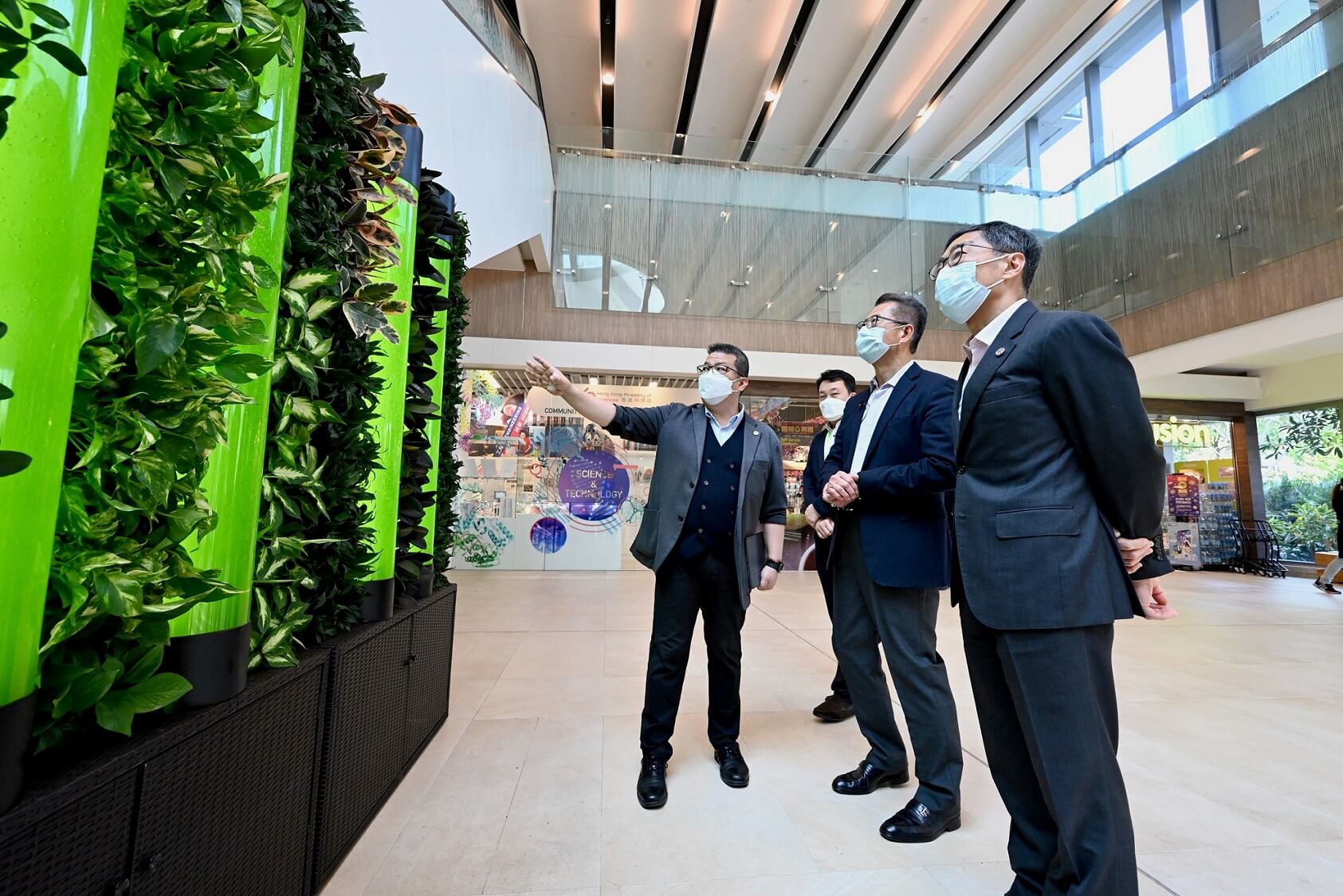 The Financial Secretary visits Science Park and exchanges view with green technology startups – Let’s be a green frontrunner together