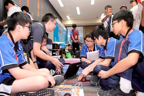 比賽分中學組及小學組，項目包括：輪式機械人循跡比賽、避障競速比賽、遙控輪型機械人擂台比賽、VEX機械人工程挑戰賽及VEX IQ機械人工程挑戰賽。來自海峽兩岸及港澳的參賽師生互相切磋交流，彼此建立友誼。