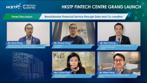 图五：科技园公司在FinTech Centre启动日上举办了以「数据及创新协作革新金融服务」为题的讨论环节，讲者包括恒生银行营运总监陈梁绰仪（下排左）、Apoidea联合创办人郑其森（上排中）、应科院网络安全、密码及可信技术高级总监张伟伦（上排右），以及金管局金融科技促进办公室高级经理彭旭辉（下排右）。