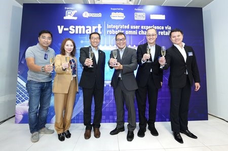Rio Chau, CEO of RV (third from the right), Albert Wong, CEO of HKSTP (third from the left) and RV’s business partners together commemorated the opening of RV’s first automated retail shop.  Visit the v-smart store at Shop 90, Concourse, Kowloon MTR Station