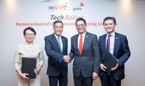 Raymund Chao, PwC Asia Pacific and Greater China Chairman (second right),  Albert Wong, Chief Executive Officer of HKSTP (second left), Thomas Leung, PwC Mainland China and Hong Kong Markets Leader (first right) and Dr Claudia Xu, Chief Commercial Officer of HKSTP (first left) officiated at a signing ceremony held in Hong Kong today.