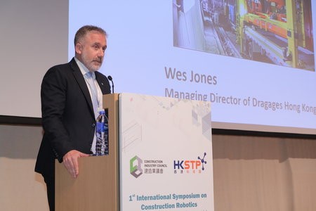 Ir Wes Jones, Managing Director, Dragages Hong Kong Ltd. shared the latest robotic applications and user case studies in the local construction sector.