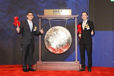 Dr. Shui On LEUNG, the Executive Director, Chairman of the Board and Chief Executive Officer of SinoMab BioScience Limited (on the left) & Mr. Jing QIANG, President of SinoMab BioScience Limited (On the right).